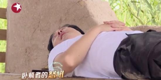 杨超越|郭京飞像极了杨超越的老父亲 自己被欺负也不忘护“女”的行为有点甜！