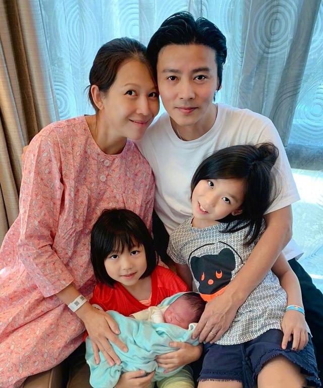 张晋晒与儿子温馨对视，乐儿9个月就能站立，堪称骨骼清奇