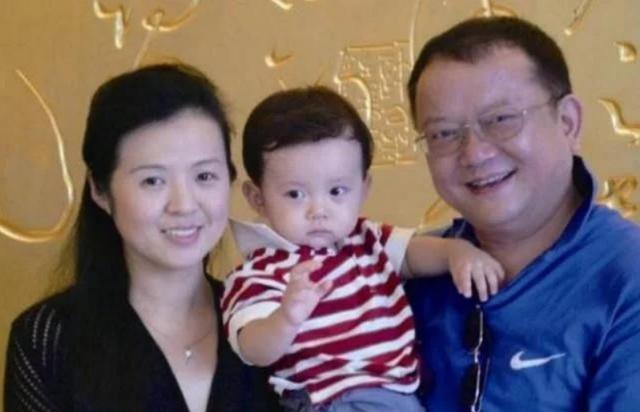 38岁的郑艳东，为何甘愿嫁已58岁的王刚，还坚持生孩子呢？