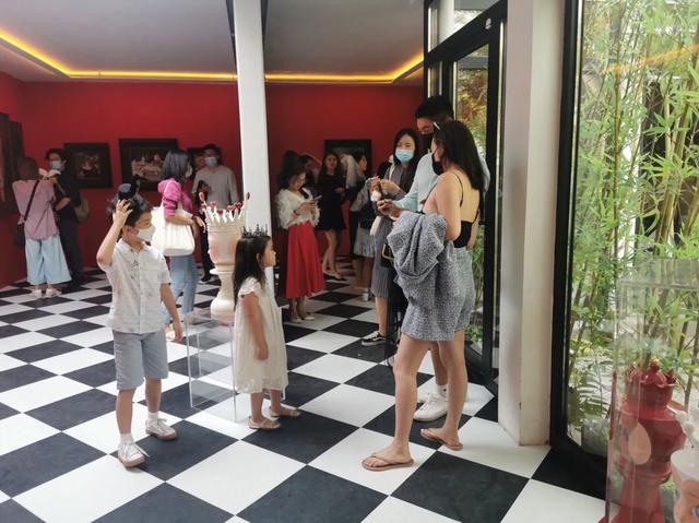 杜江霍思燕带嗯哼和一小女孩看画展，获网友大赞没有明星架子