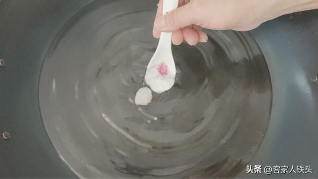 60岁老厨师教的鱼丸做法，不剁馅不绞肉，Q弹爽口，在家一样能做