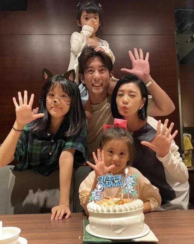 贾静雯一家为咘咘庆祝5岁生日，感谢妈妈辛苦生下她，感动又好笑