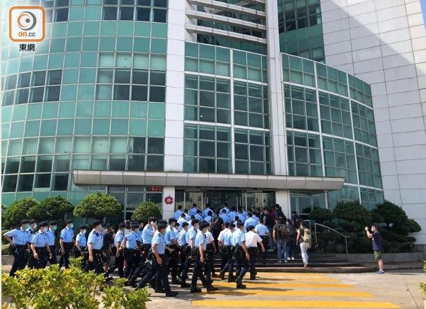 乱港分子周庭被捕现场曝光，港警还透露黎智英案一个重要细节