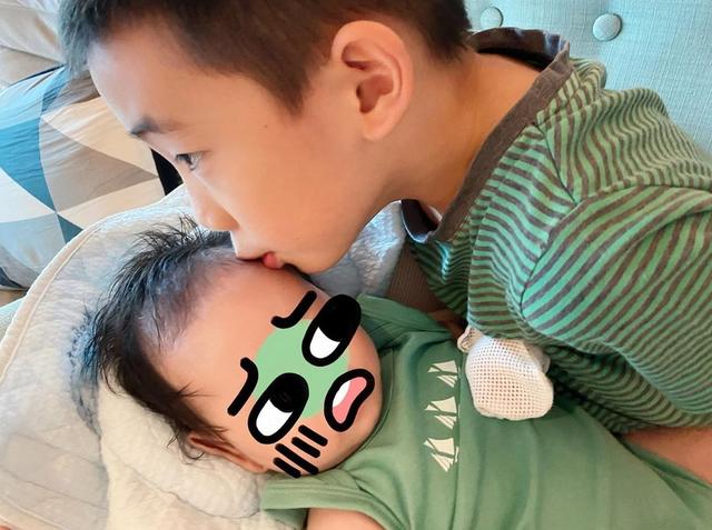 应采儿晒兄弟俩有爱同框，Jasper抱着弟弟亲吻，手足情深