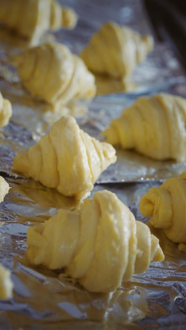 孙莉炫耀多多做牛角包被全家抢光，多多神仙颜值出镜，越来越美了