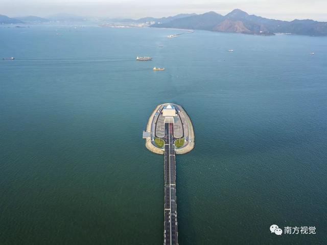 港珠澳大桥通车啦！拿好通车攻略，领略世界最长跨海大桥的壮丽，直通港澳吧！