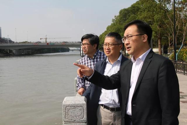 住建部城建司副司长韩煜等一行来奉视察生态园林建设情况