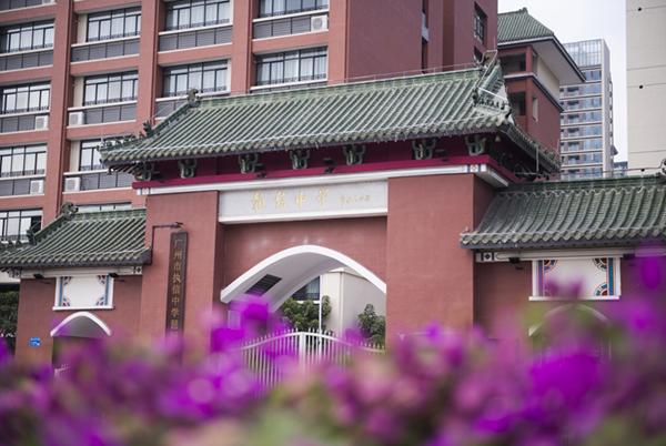 "在执信琶洲实验学校校长黄培杰看来,希望学生从执信琶洲崇德瀹智大门