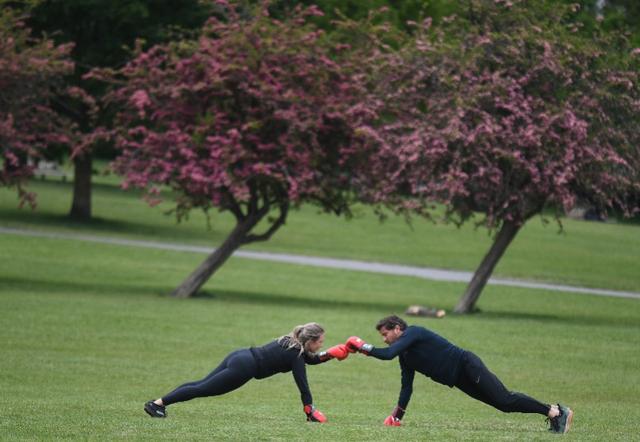 英国“解封”后：警察护送黑雁一家过马路、民众外出练太极拳