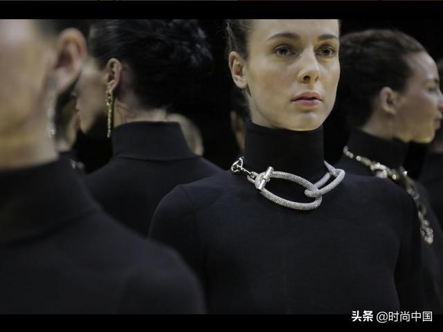 时尚中国丨跟着宋茜学搭配，教你“创造”出不一样的金属风