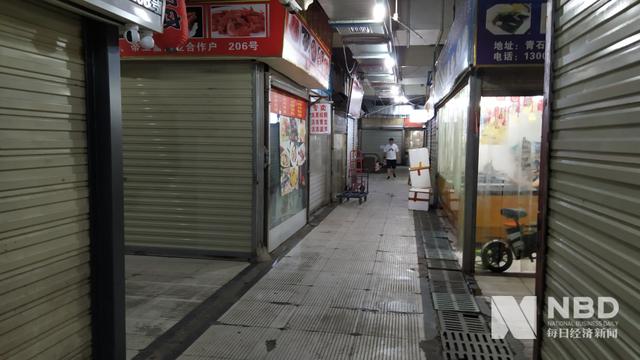 海鲜业至暗时刻：扇贝臭了、小龙虾死了、三文鱼没了，这些城市销售旺季不再