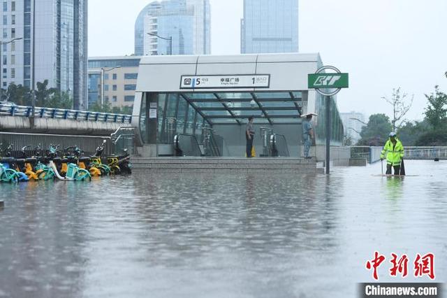 重庆突降暴雨 街头市民可“看海”