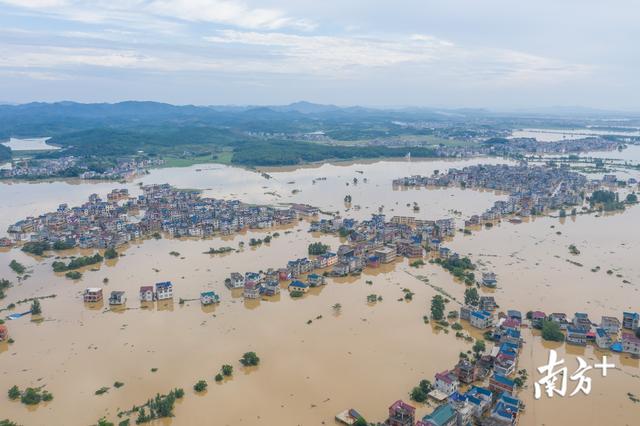 航拍江西鄱阳洪灾现场，多个村庄仍浸泡在洪水中