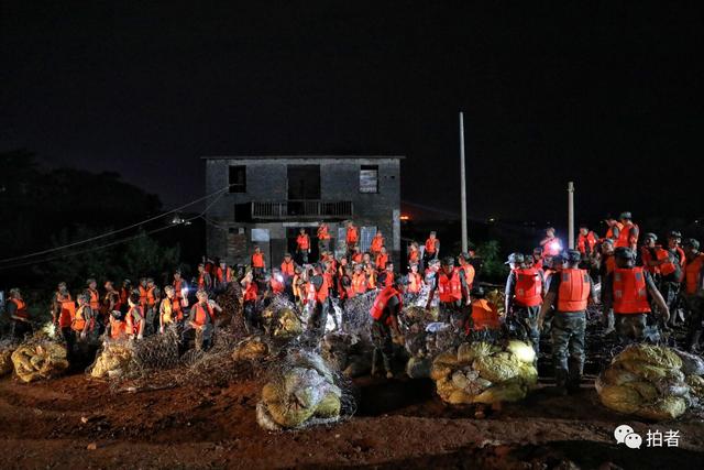 全线告急！多图直击鄱阳湖东西两岸决口抢险