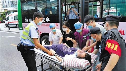 司机发现孕妇公交车上晕倒 警民合力救助脱险