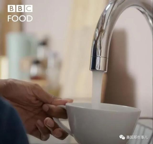 英国人教做蛋炒饭：米饭煮成汤，滤干后过冷水？这能好吃？