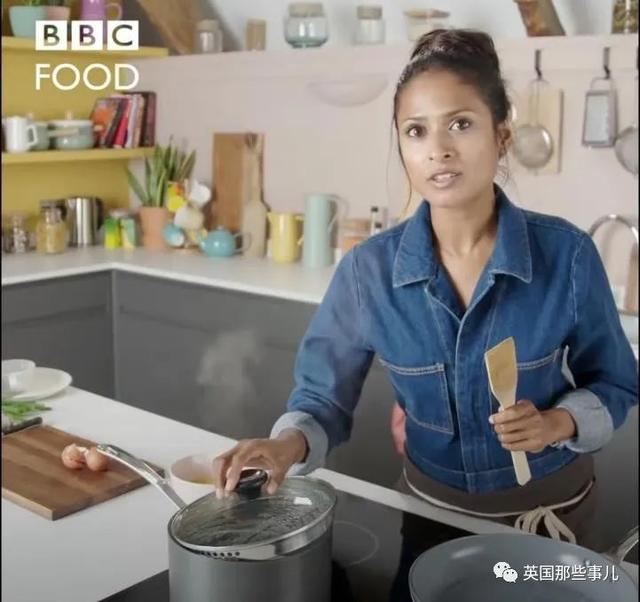 英国人教做蛋炒饭：米饭煮成汤，滤干后过冷水？这能好吃？