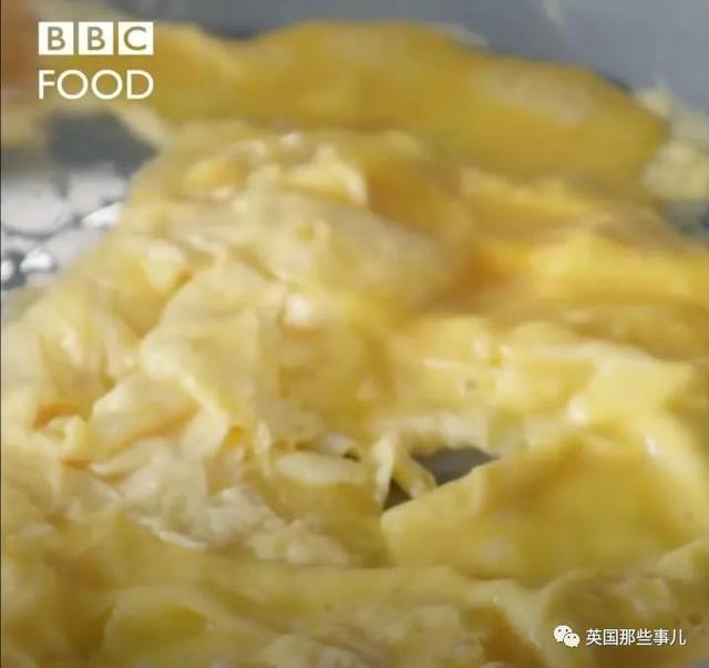 英国人教做蛋炒饭：米饭煮成汤，滤干后过冷水？这能好吃？