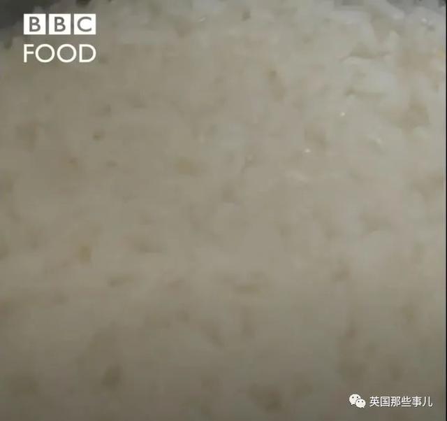 英国人教做蛋炒饭：米饭煮成汤，滤干后过冷水？这能好吃？