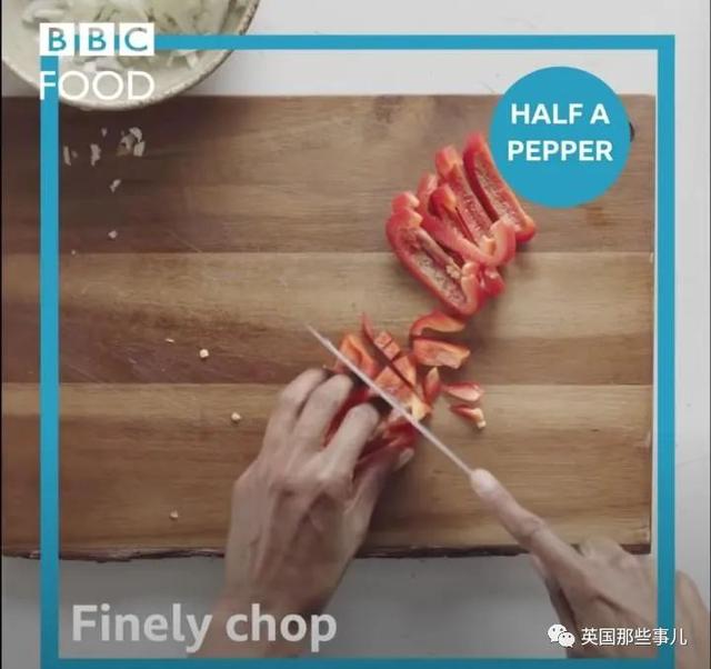 英国人教做蛋炒饭：米饭煮成汤，滤干后过冷水？这能好吃？