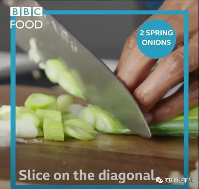 英国人教做蛋炒饭：米饭煮成汤，滤干后过冷水？这能好吃？