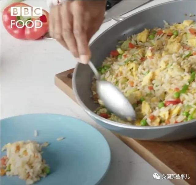 英国人教做蛋炒饭：米饭煮成汤，滤干后过冷水？这能好吃？