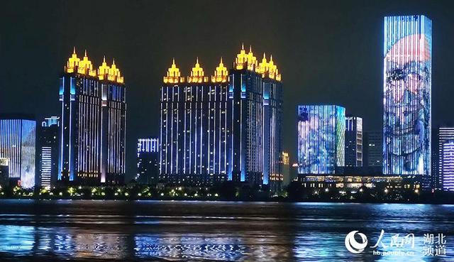 湖北武汉两江四岸灯光秀 向新时代最可爱的人致敬