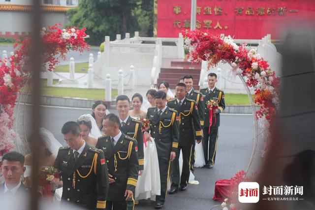 守护着“大家”他们也有了“小家”驻香港部队举行首届集体婚礼