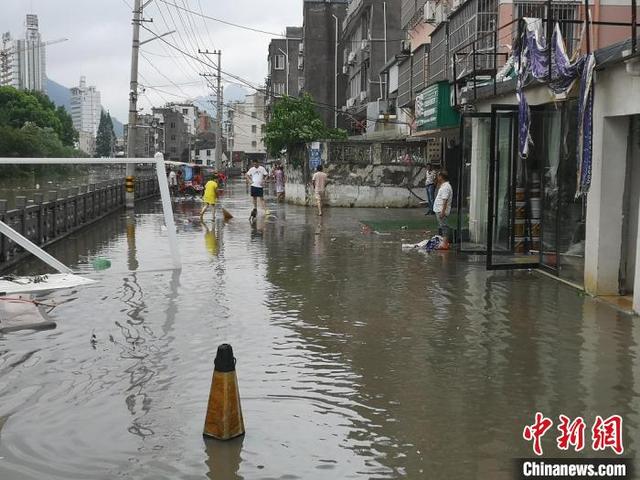 直击“黑格比”登陆地：积水过大腿 市民不同程度受灾