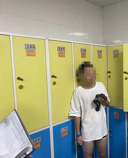 杭州男子在更衣室被人偷拍，一翻偷拍狂手机真辣眼