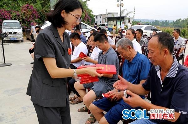 四川宜宾：儿子拒绝赡养七旬老父 巡回法庭到村里开庭审案又普法