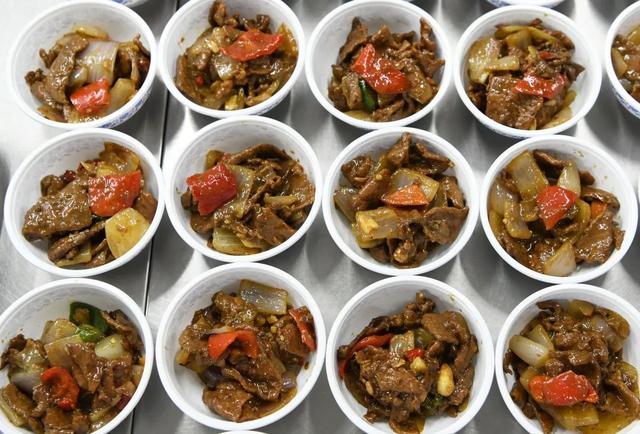 盒饭变成10元小碗菜，高铁餐食创新“出锅” 消费与科技 第3张