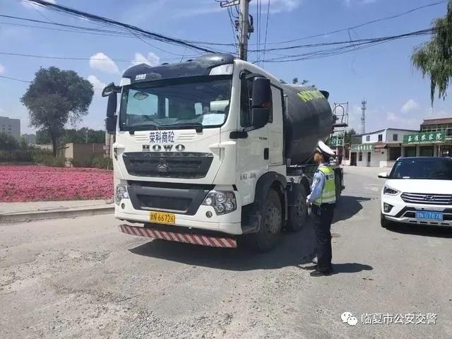 临夏市公安局交警大队持续开展交通秩序整治净化道路通行环境