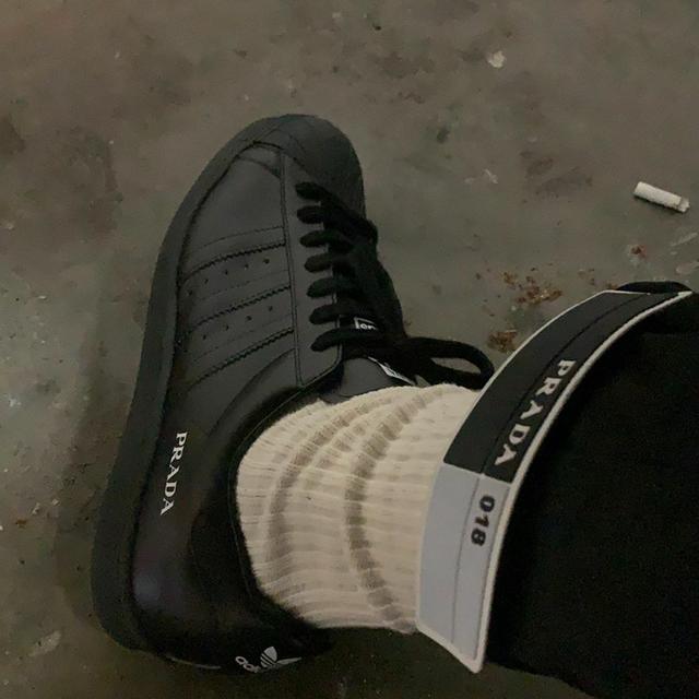 纯黑配色尽显奢华！adidas x Prada 联名最新上脚照释出