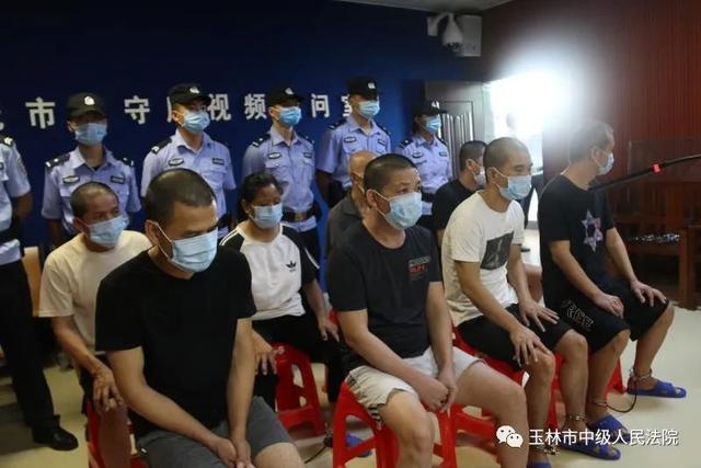 收保护费、开赌场，操控选举架空村干！玉林一涉恶团伙受审
