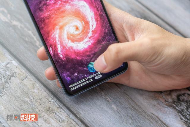 iQOO 5 图赏：轻薄也能有肌肉，高性能不失实用