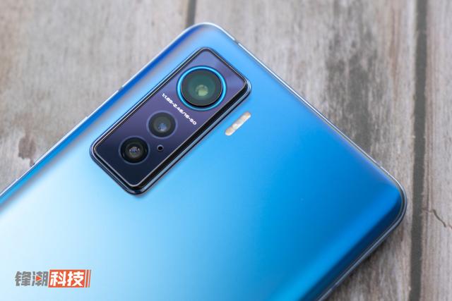 iQOO 5 图赏：轻薄也能有肌肉，高性能不失实用