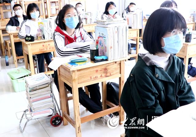 15日,郓城一中高三各班级学生按照早先规划的时间,有序,单人进入指定