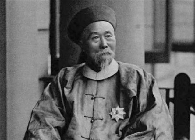 李鸿章担任过的最高职务，放在今天相当于什么官职？