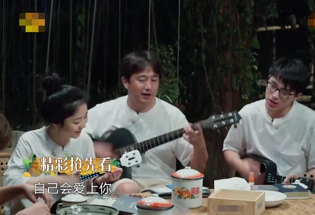 任嘉伦谭松韵做客《向往4》，看到两人穿的衣服忍不住露出姨母笑