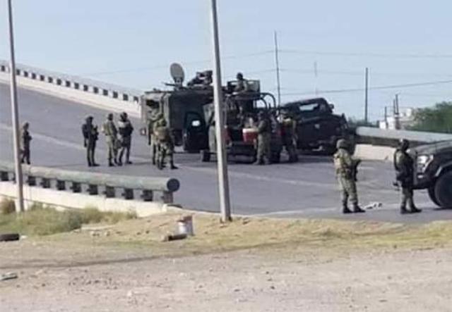 墨西哥贩毒集团在公路上设路障，拿冲锋枪逼来往车辆交“过路费”