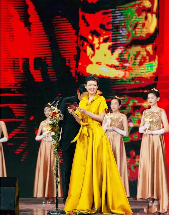 41岁章子怡二胎后变美，黑色衬衫裙知性又大方，扎起马尾辫更减龄