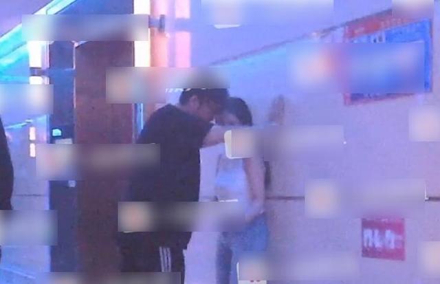 聚餐|瓜来了瓜来了！王岳伦与友人聚餐 对女子贴墙壁咚说话举止亲密网友炸了