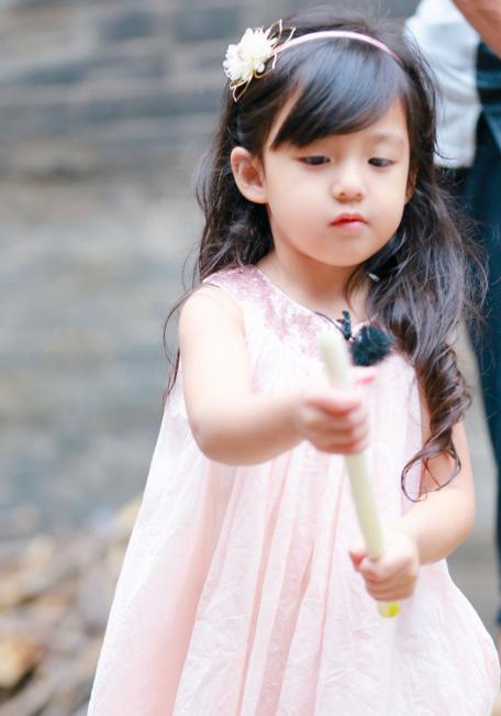 刘畊宏带女儿做运动，小泡芙轻松完成魔鬼训练，6岁就练出大长腿