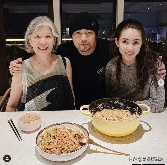 周杰伦刘畊宏同过父亲节，亲下厨做心形蛋炒饭，一家四口甜蜜幸福