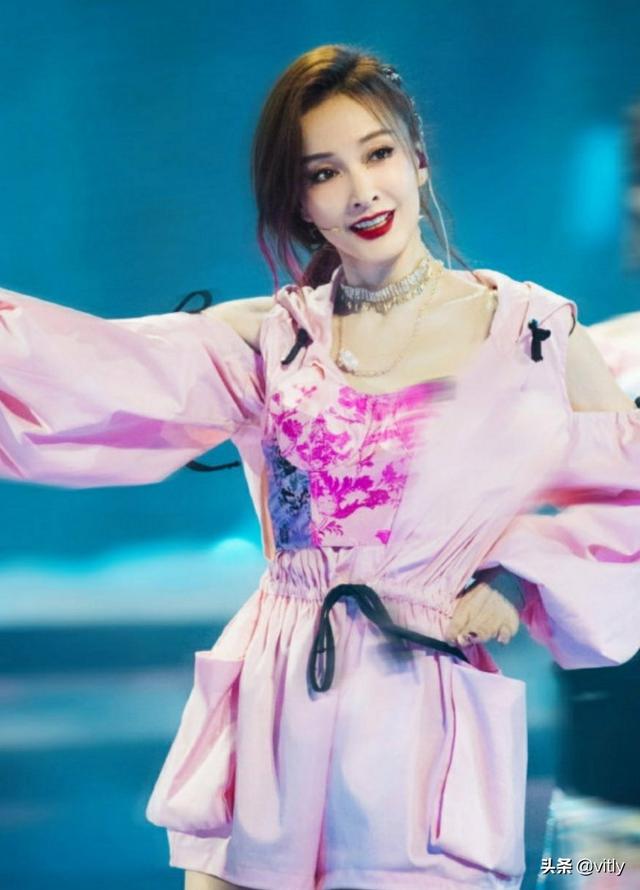 吴昕越来越自信了，她是在悄悄拔尖，然后惊艳所有人