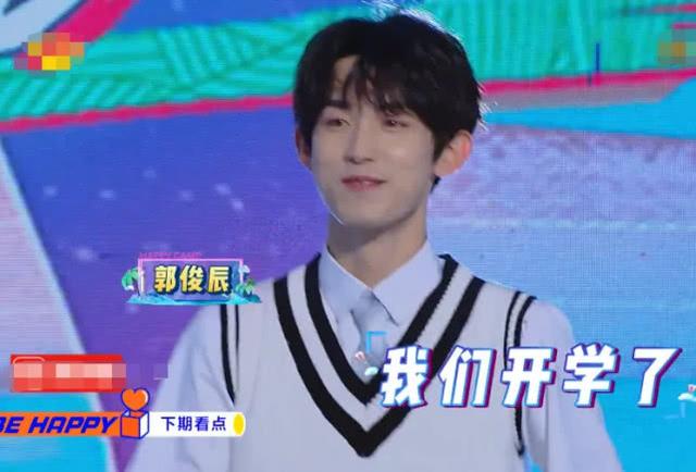 《快乐大本营》下期未播先火，主题是青春，校服好看又养眼