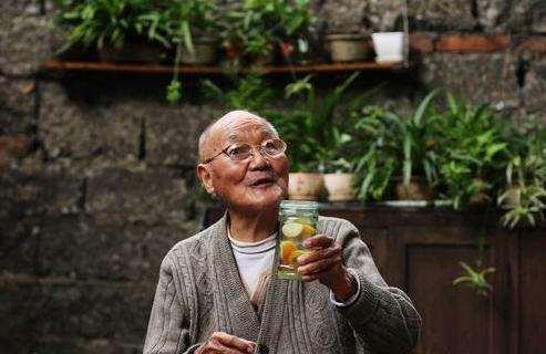 有钱真的可以“长寿”？赌王曾花数亿打针，而