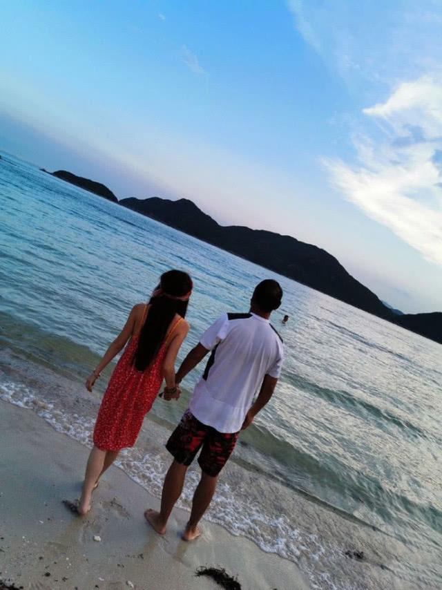 温碧霞和丈夫乘游艇度假，他们海边牵手相拥，老夫老妻依旧超甜蜜