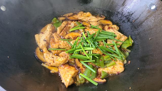 香菇烧豆腐，好吃又下饭的一道家常菜，做法跟材料很简单